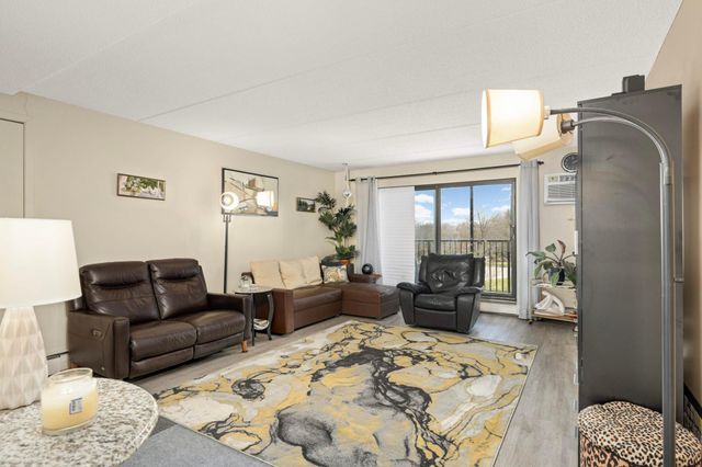 10501 Cedar Lake Rd 420, Minnetonka, MN 55305