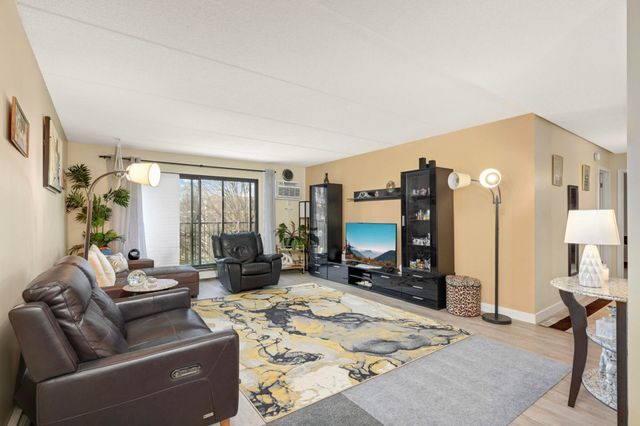 10501 Cedar Lake Rd 420, Minnetonka, MN 55305