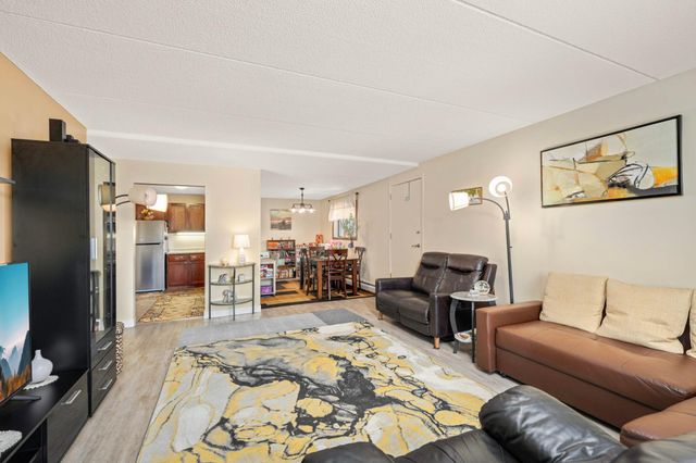 10501 Cedar Lake Rd 420, Minnetonka, MN 55305