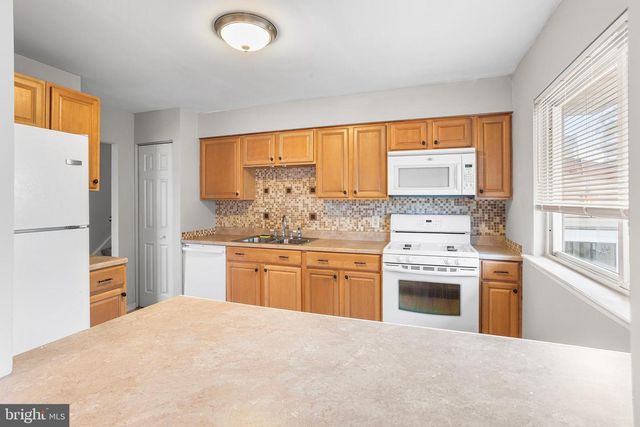 206 COLONIAL RD, Beverly, NJ 08010