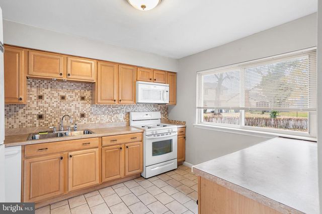 206 COLONIAL RD, Beverly, NJ 08010