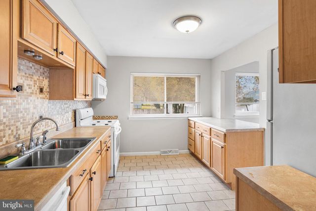 206 COLONIAL RD, Beverly, NJ 08010