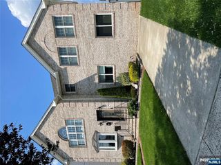 25 Elizabeth Court, Secaucus, NJ 07094