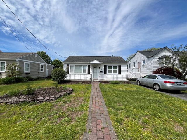 84 Boylan Lane, Blue Point, NY 11715