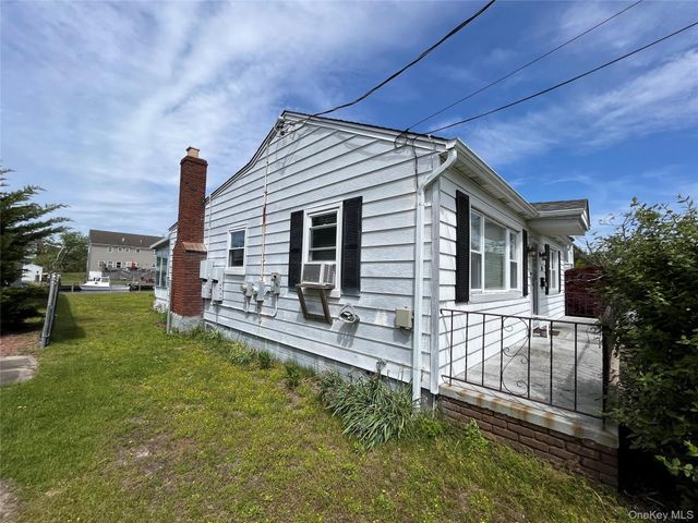 84 Boylan Lane, Blue Point, NY 11715