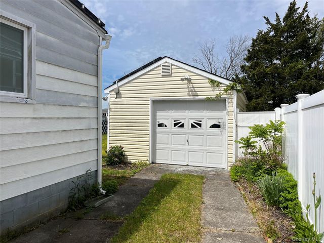 84 Boylan Lane, Blue Point, NY 11715