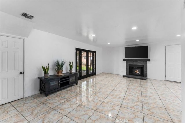7431 Vanalden, Reseda, CA 91335