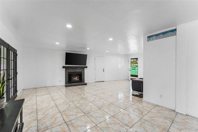 7431 Vanalden, Reseda, CA 91335