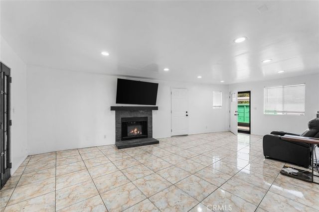7431 Vanalden, Reseda, CA 91335