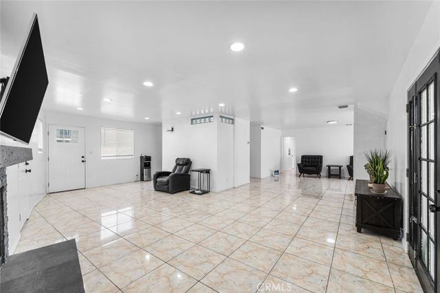 7431 Vanalden, Reseda, CA 91335