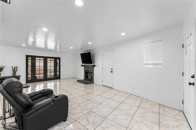 7431 Vanalden, Reseda, CA 91335