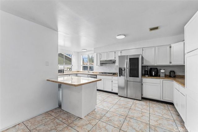 7431 Vanalden, Reseda, CA 91335
