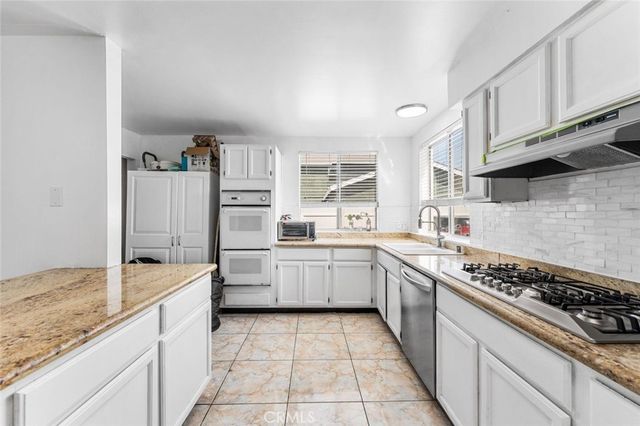 7431 Vanalden, Reseda, CA 91335
