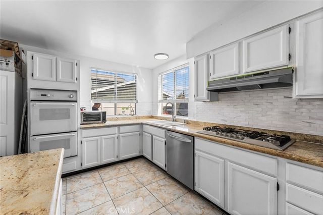 7431 Vanalden, Reseda, CA 91335