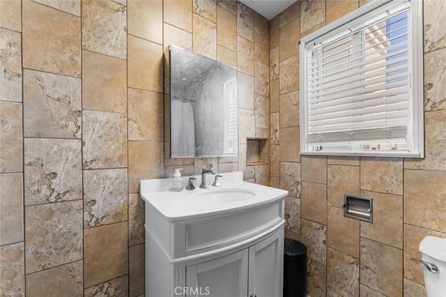 7431 Vanalden, Reseda, CA 91335