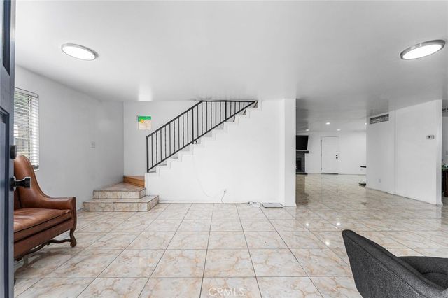 7431 Vanalden, Reseda, CA 91335