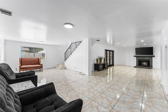 7431 Vanalden, Reseda, CA 91335