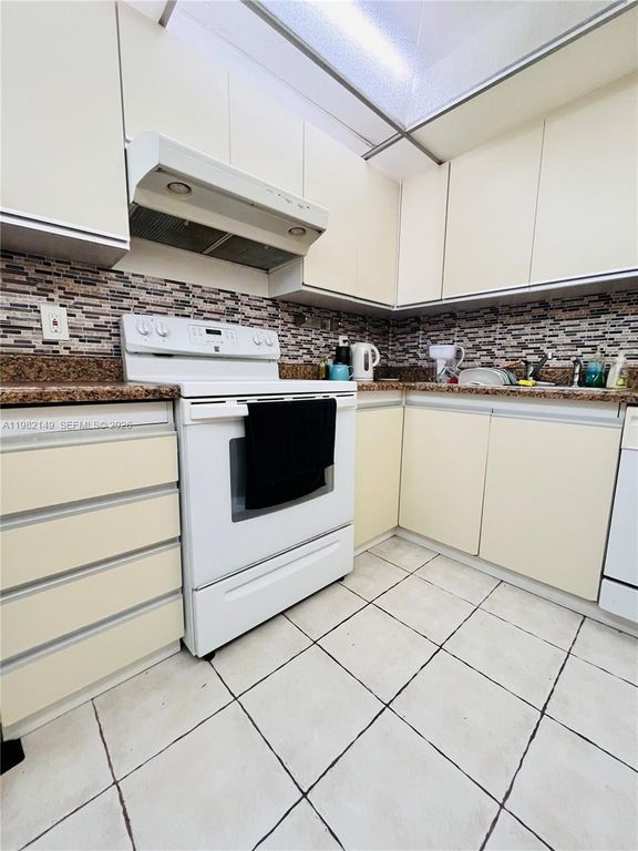 Image 10 of property listing at 2500 Parkview Dr 1803, Hallandale Beach, FL 33009