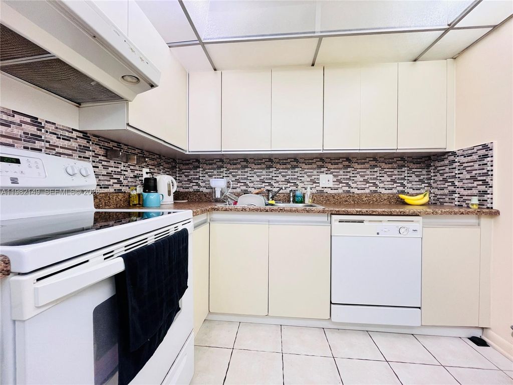 Image 8 of property listing at 2500 Parkview Dr 1803, Hallandale Beach, FL 33009