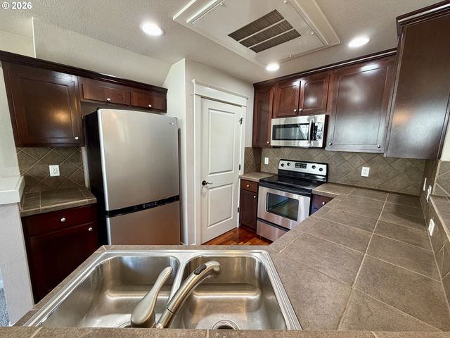 3810 SUMMERLINN Dr, West Linn, OR 97068