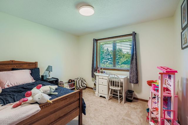 1710 Valley Ridge Trail S, Chanhassen, MN 55317