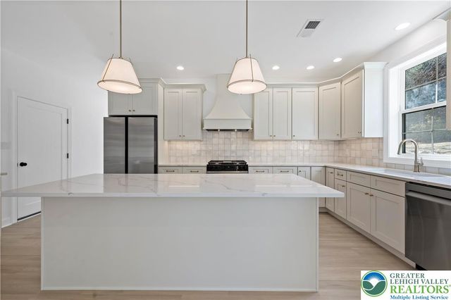 901 Renaldi Road, Bushkill Twp, PA 18091