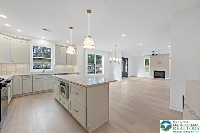 901 Renaldi Road, Bushkill Twp, PA 18091