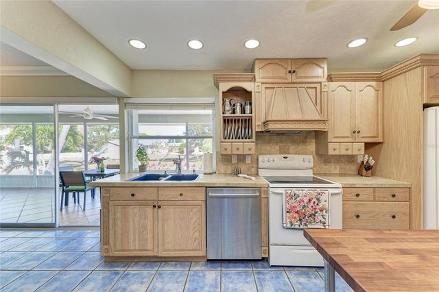 612 BAYSHORE ROAD, Nokomis, FL 34275