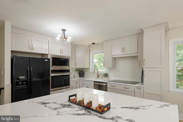2014 FLORAL DR, Wilmington, DE 19810