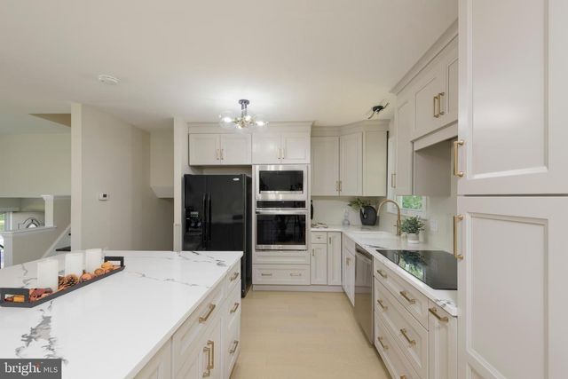 2014 FLORAL DR, Wilmington, DE 19810