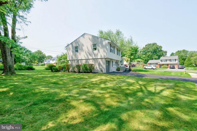 2014 FLORAL DR, Wilmington, DE 19810