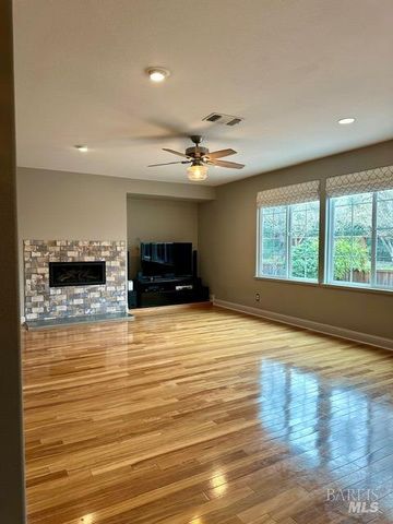 7288 Willow Creek Cir, Vallejo, CA 94591