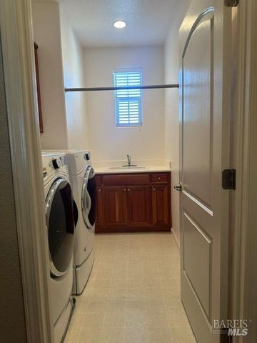 7288 Willow Creek Cir, Vallejo, CA 94591