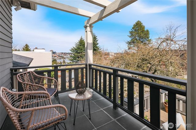 2407 11th Avenue E, Seattle, WA 98102