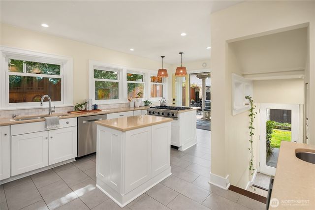 2407 11th Avenue E, Seattle, WA 98102