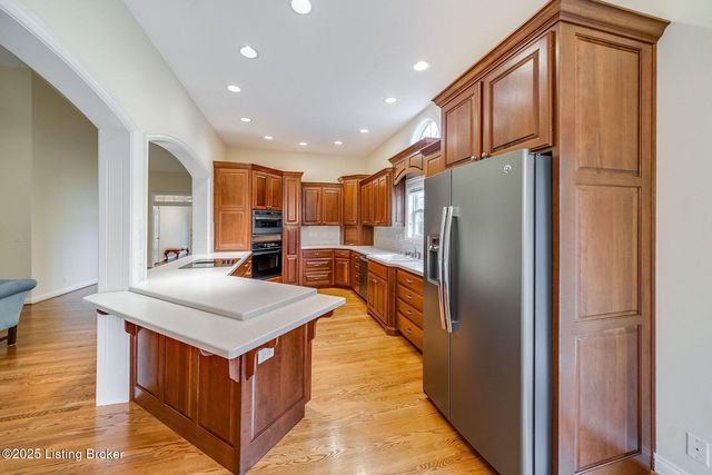 503 Village Lake Dr, Louisville, KY 40245