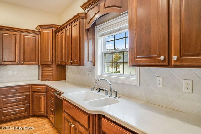 503 Village Lake Dr, Louisville, KY 40245