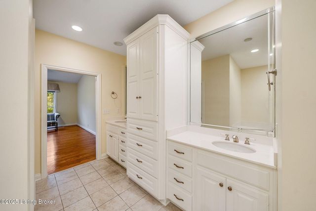 503 Village Lake Dr, Louisville, KY 40245