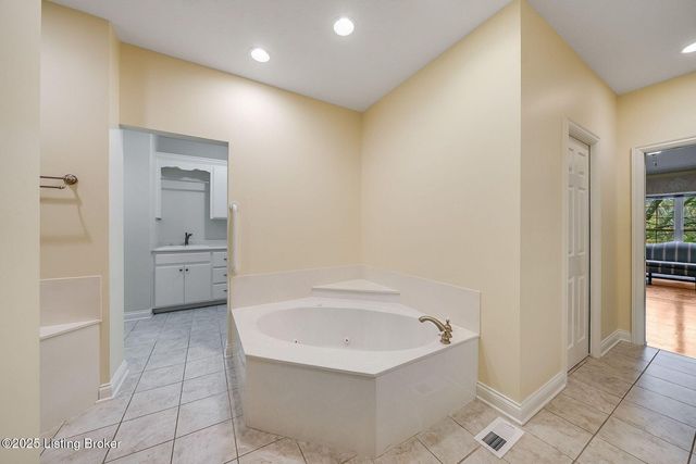 503 Village Lake Dr, Louisville, KY 40245