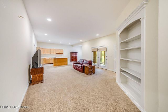 503 Village Lake Dr, Louisville, KY 40245