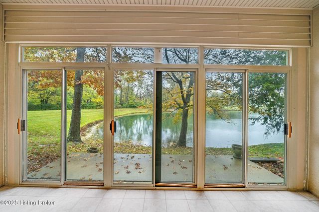 503 Village Lake Dr, Louisville, KY 40245