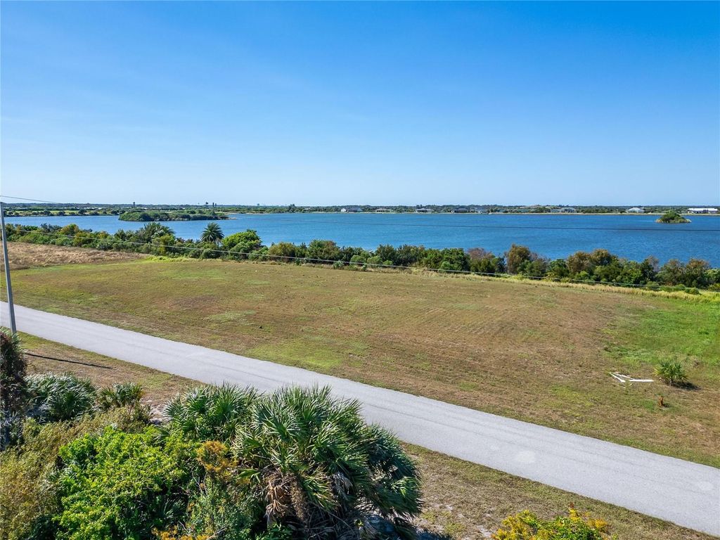 Image 4 of property listing at LOST RIVER TRAIL, Ruskin, FL 33570