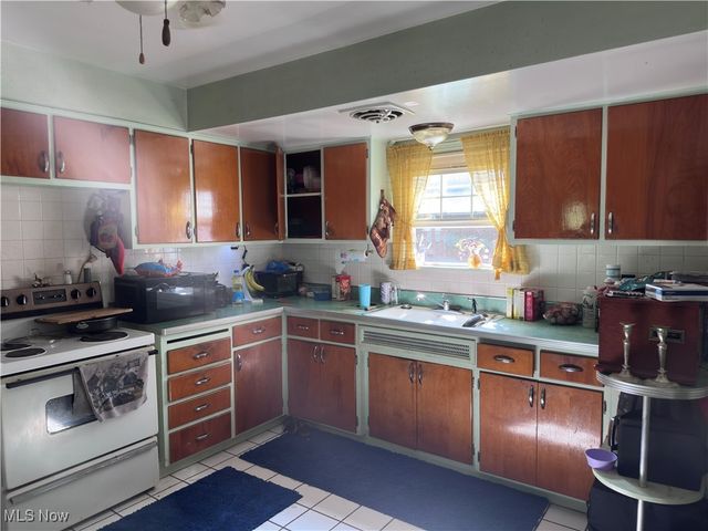 1832 Meadows Road, Madison, OH 44057