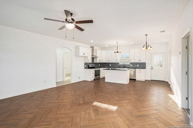 1615 N guadalupe, Seguin, TX 78155