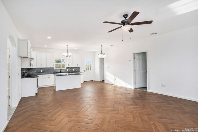 1615 N guadalupe, Seguin, TX 78155