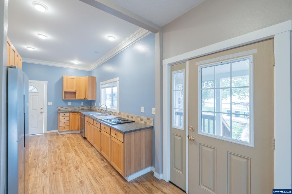 Image 10 of property listing at 329 Church St, Jefferson, OR 97352