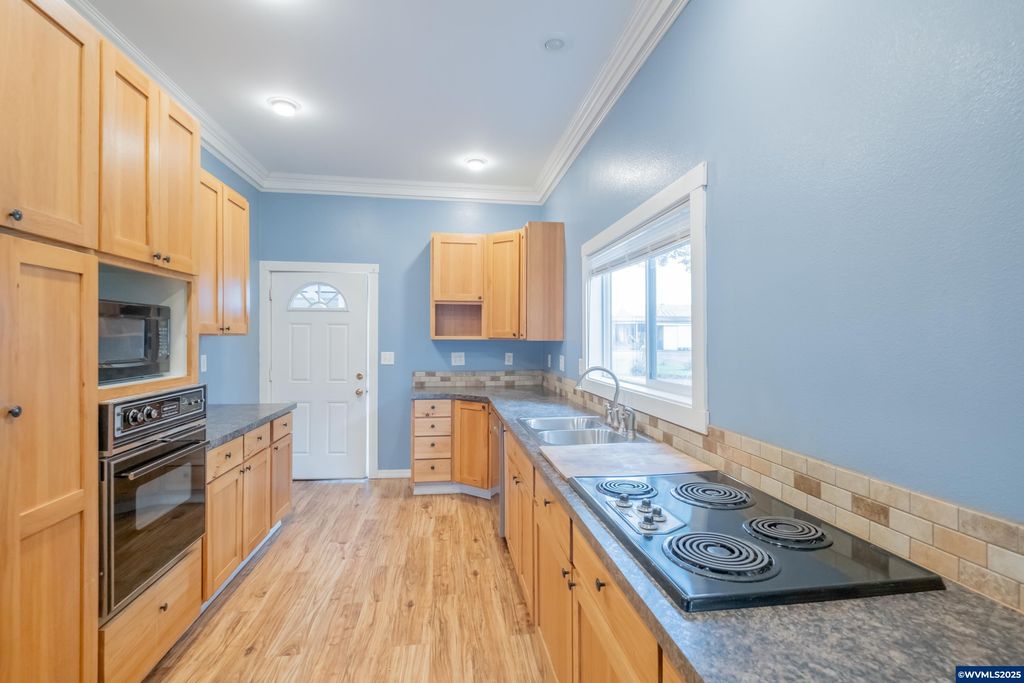 Image 11 of property listing at 329 Church St, Jefferson, OR 97352