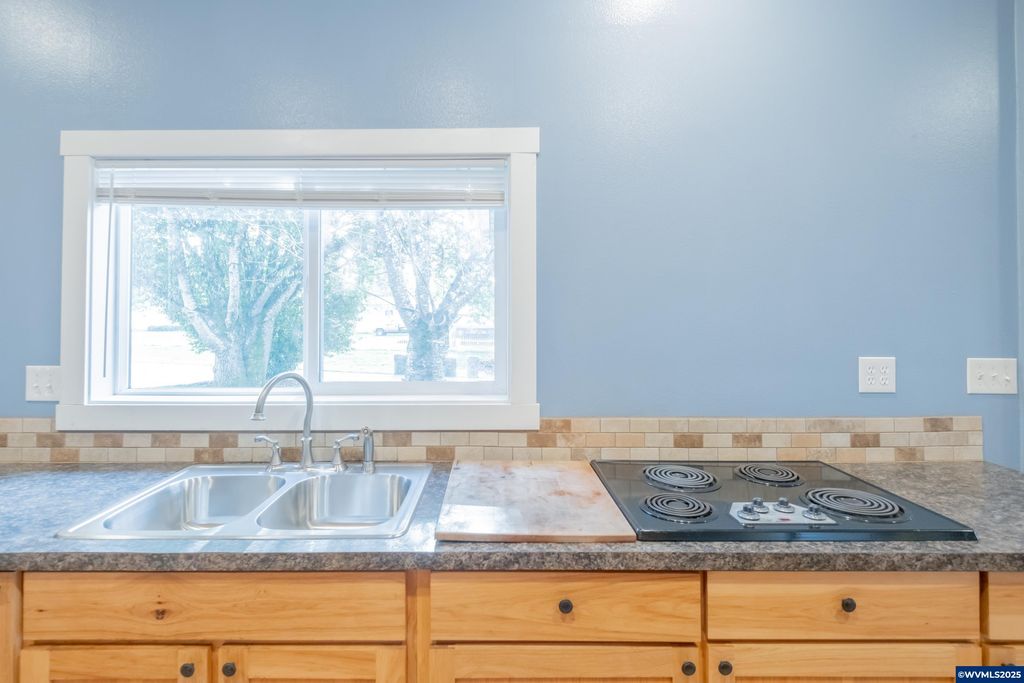 Image 12 of property listing at 329 Church St, Jefferson, OR 97352