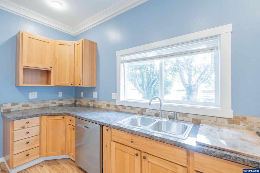 Image 13 of property listing at 329 Church St, Jefferson, OR 97352