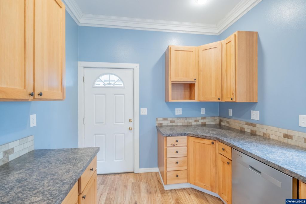 Image 14 of property listing at 329 Church St, Jefferson, OR 97352